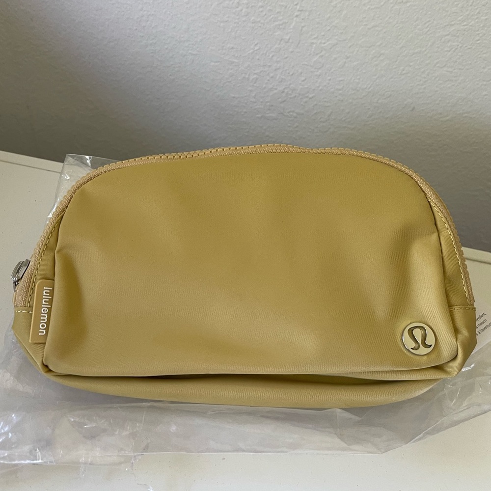 Lululemon Everywhere Belt Bag in Golden Sands 1L - NWT